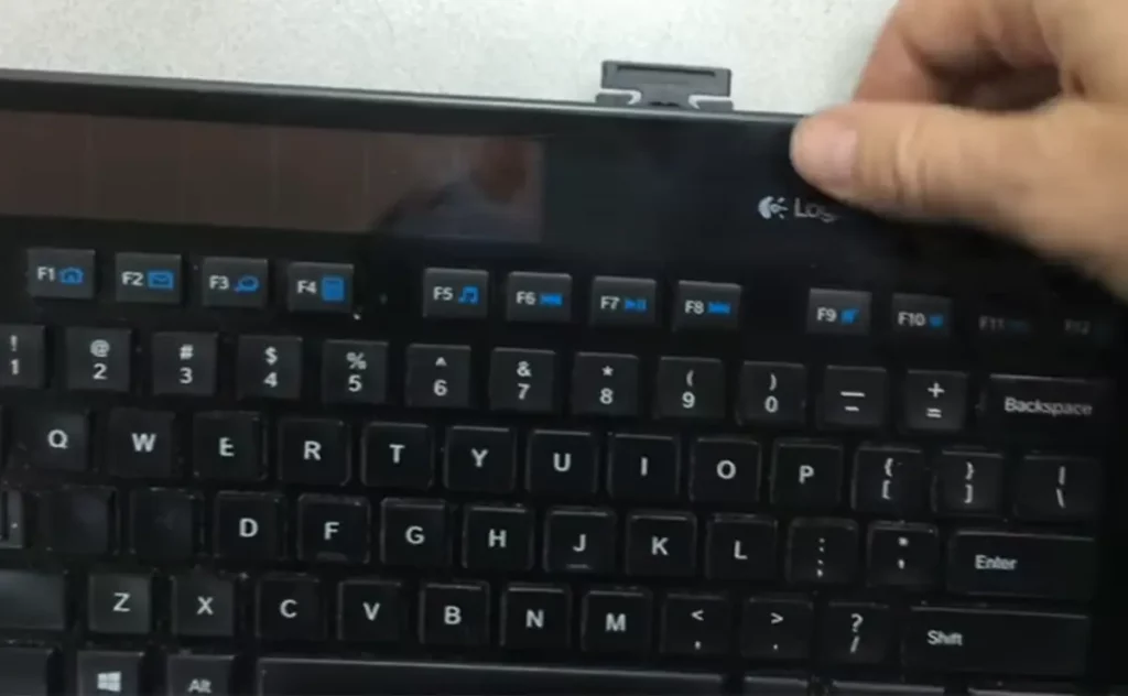 A photo showing a logitech k750 keyboard that is not working